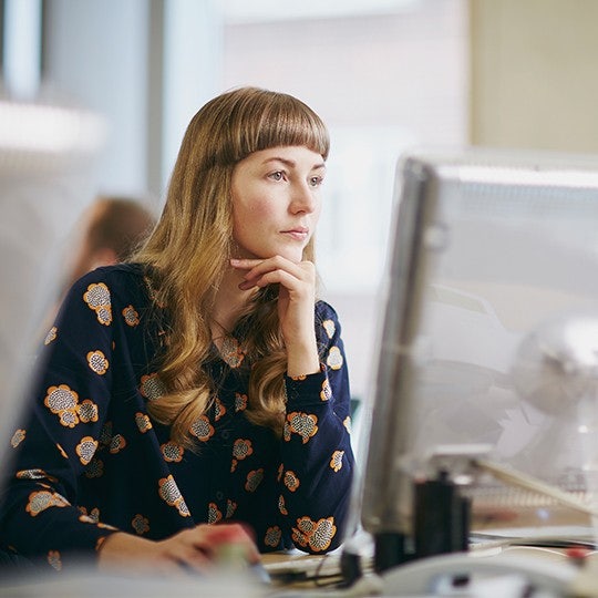 mujer observando una pantalla
