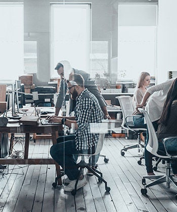 empleados trabajando un una oficina acristalada