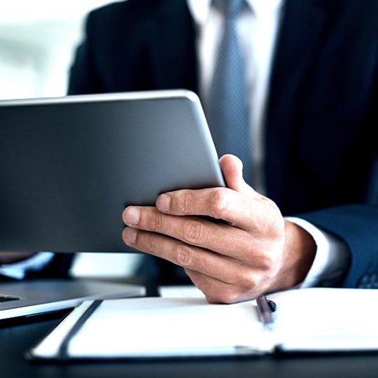 Hombre de negocios usando un tablet