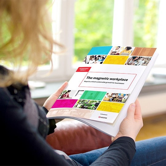 Mujer leyendo el informe The Magnetic Workplace