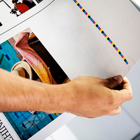 primer plano de mano y documento