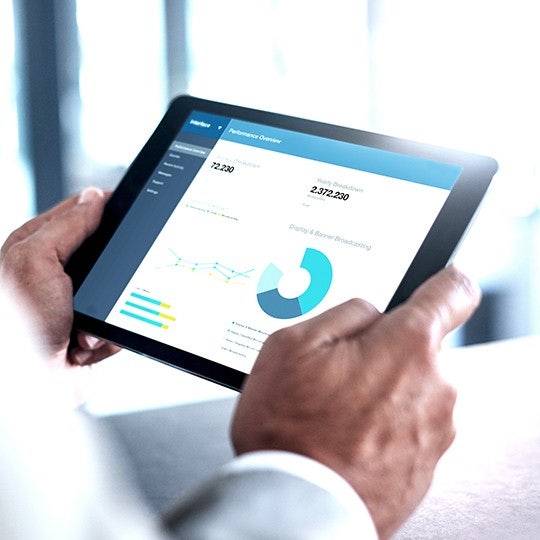 Primer plano de unas manos manejando un tablet