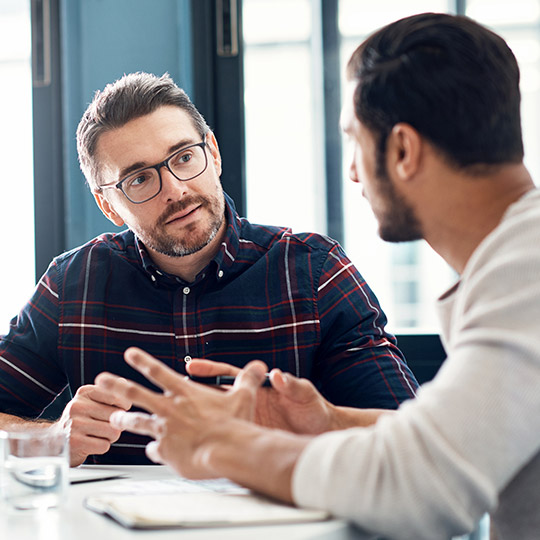Compañeros trabajando
