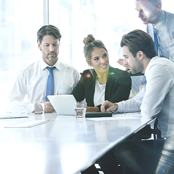 Outsourcing content Services, implementador. compañeros mirando ordenador