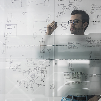 Outsourcing BPO, digitalización. hombre escribiendo en pizarra
