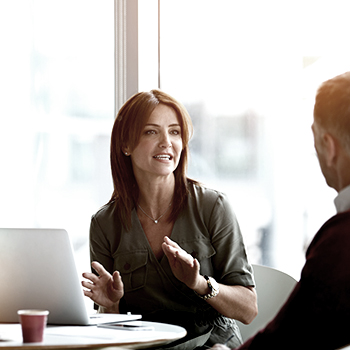 Outsourcing Content Services, Consultor. Mujer en su trabajo