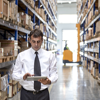 Outsourcing content Services, preventa consultoría. Hombre mirando tablet