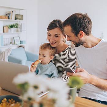 Kyocera: Empresa Familiarmente Responsable. familia frente al ordenador