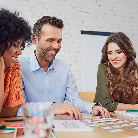 Equipo trabajando en una sala