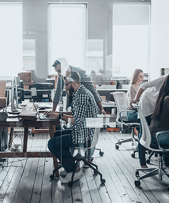 empleados trabajando un una oficina acristalada