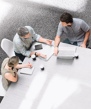 plano superior de compañeros de trabajo en una reunion