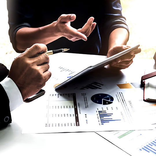 Manos enseñando datos