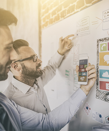 personas usando herramientas