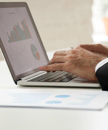 manos trabajando en portátil