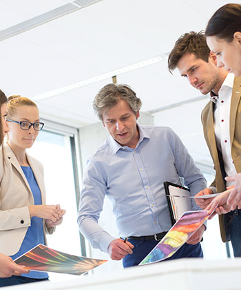 compañeros revisando un pantone