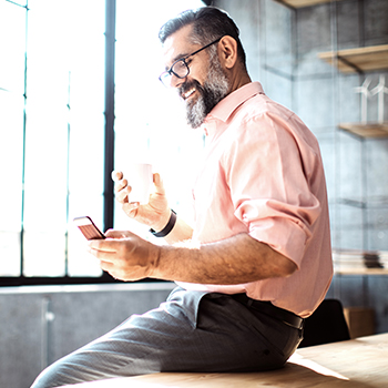 hombre haciendo videollamada