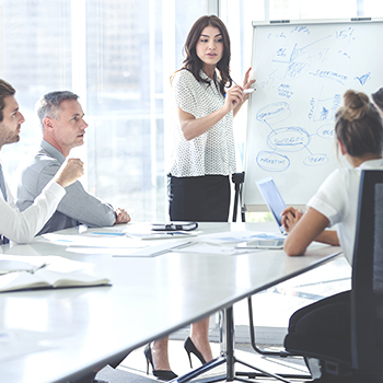 Mujer explicando a compañeros