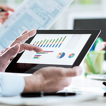 Hombre utilizando tablet