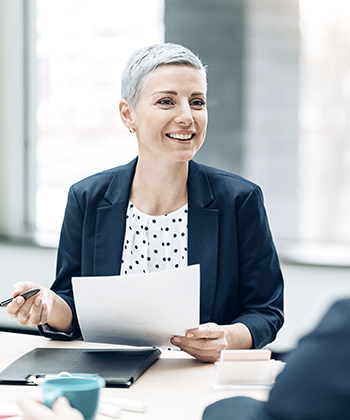 Mujer trabajando con papeles