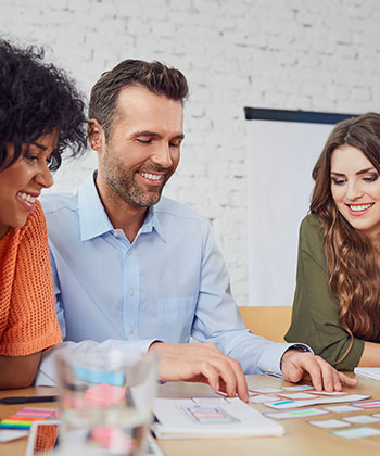 Gente trabajando en grupo