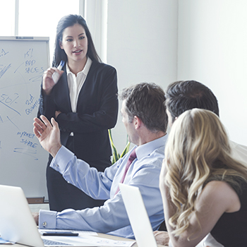 Mujer explicando a compañeros
