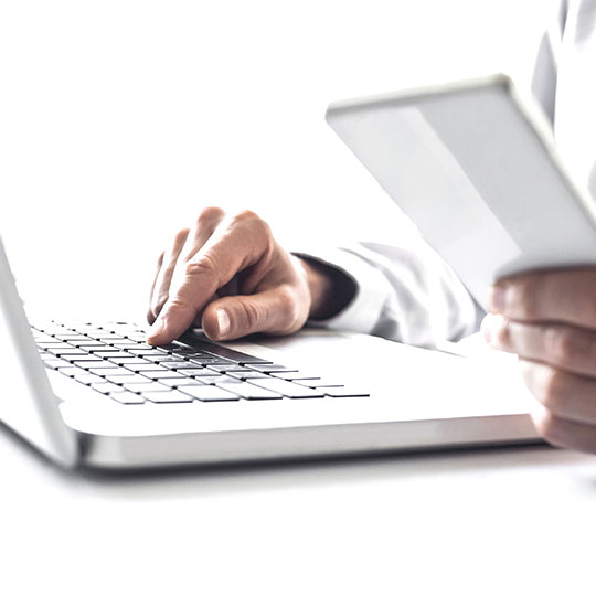 utilizando una tablet y un portátil a la vez