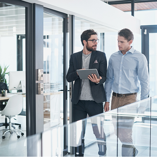 personas caminando con una tablet