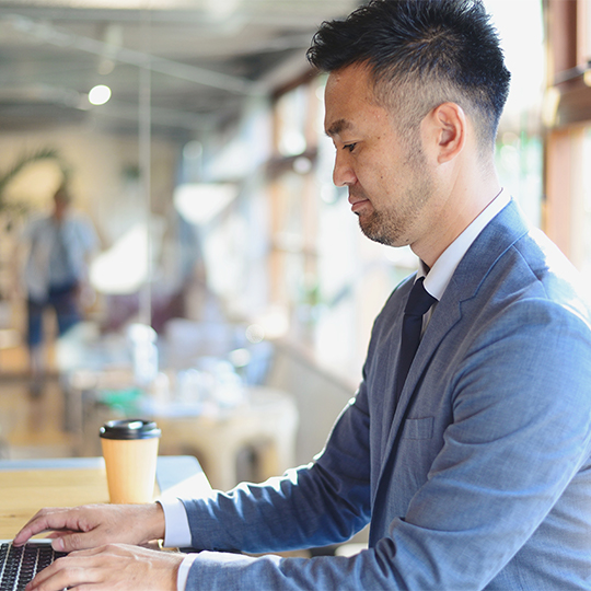 trabajador trabajando con su portatil