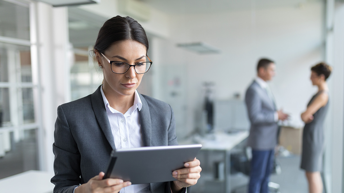 Mujer de negocios trabajando con un tablet