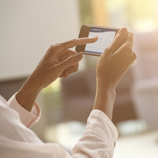 Manos sujetando un smartphone