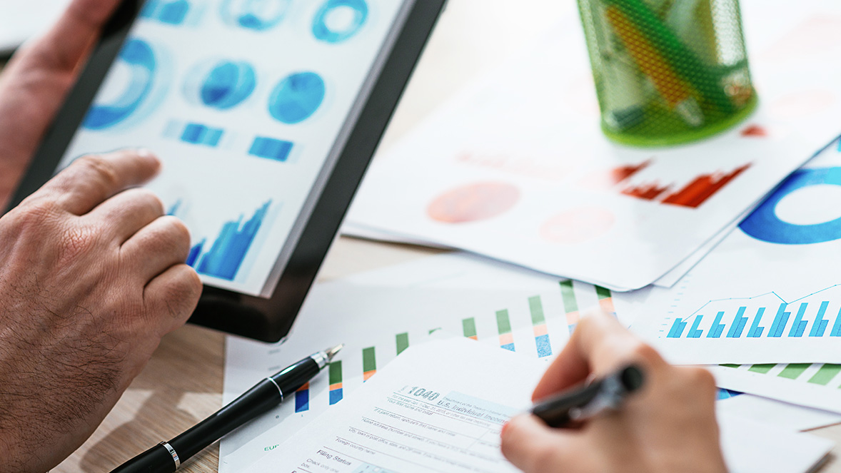 Primer plano de unas manos utilizando un tablet