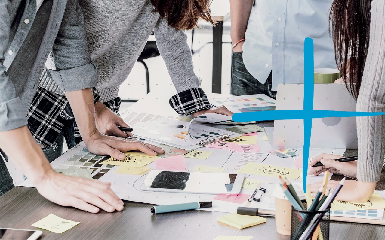 Grupo trabajando sobre la mesa