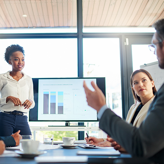 Grupo de compañeros en un espacio de trabajo digital