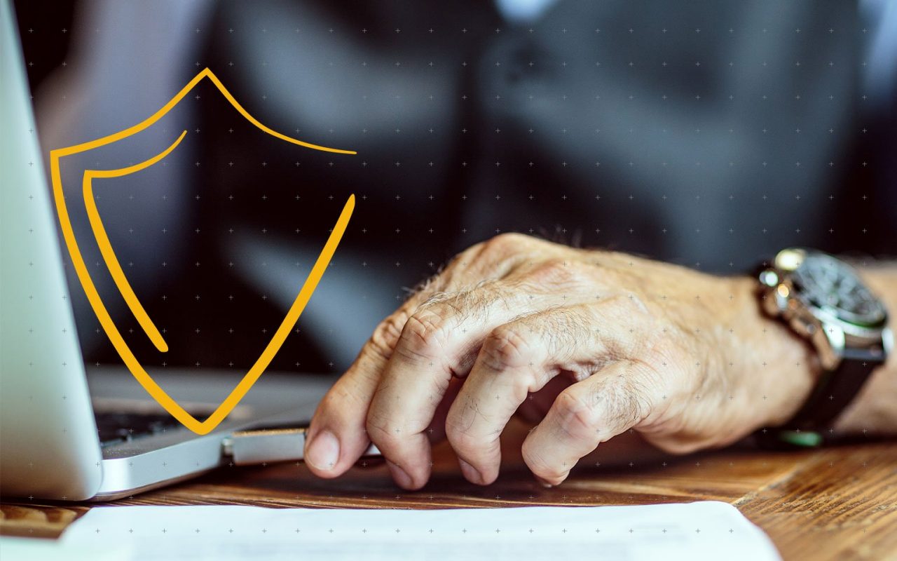 primer plano de una mano introduciendo un usb en un portatil