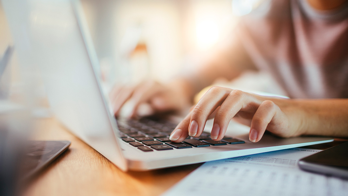 Primer plano de manos trabajando en un pórtatil