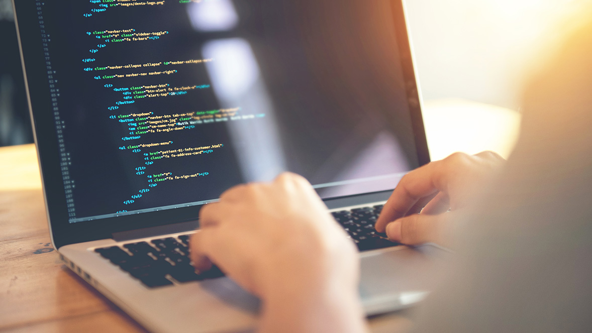 Primer plano de unas manos picando código