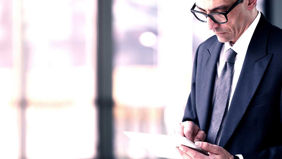 Hombre de negocios mirando un documento