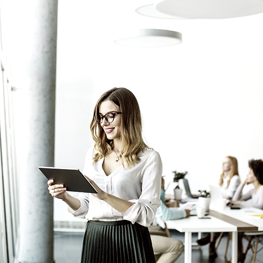 Trabajador emitiendo factura digital