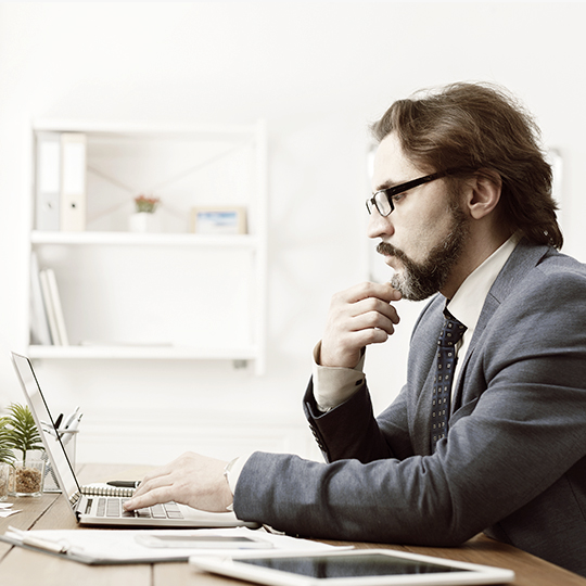 Trabajador emitiendo factura digital