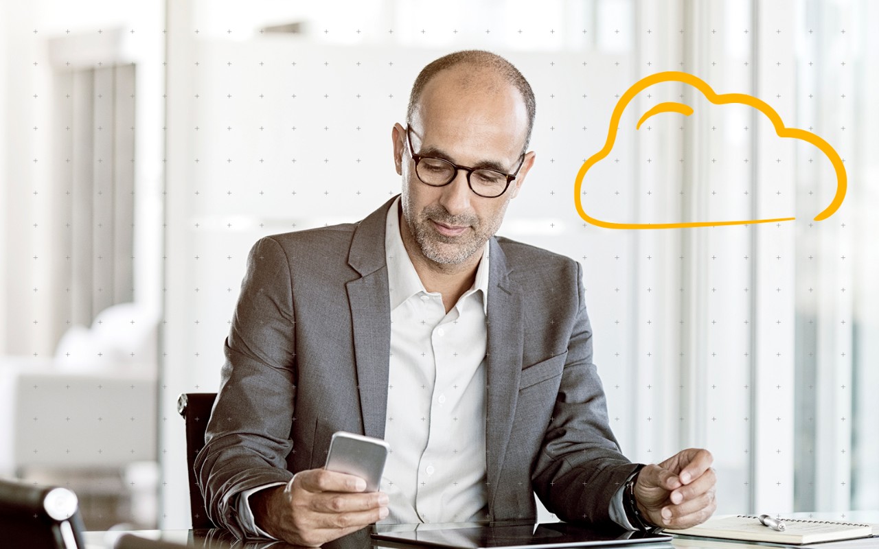 Humano trabajando desde la nube