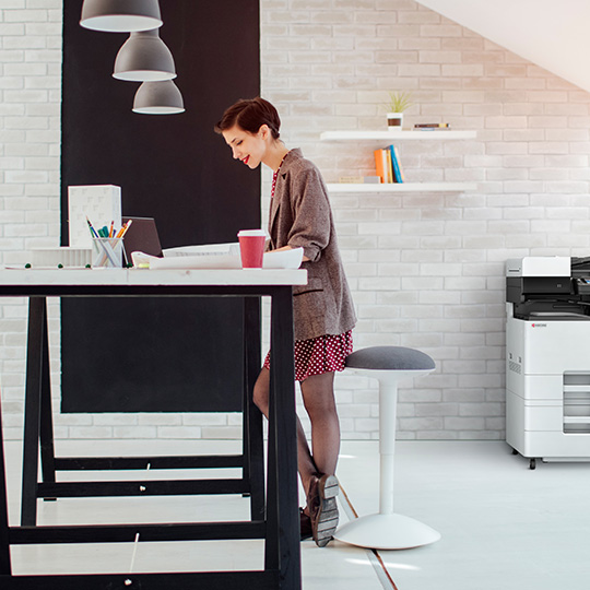 Mujer trabajando en una Oficina de nueva Tecnologia