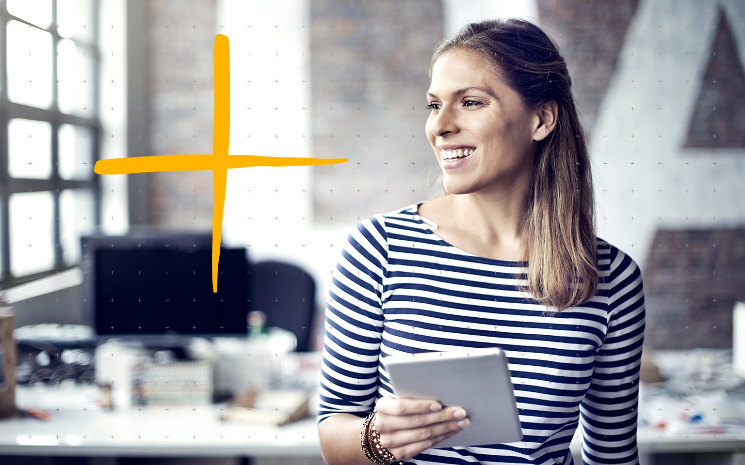 mujer sonriendo con tablet en mano