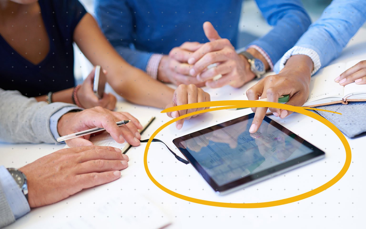 Primer plano de unas manos trabajando con una tablet