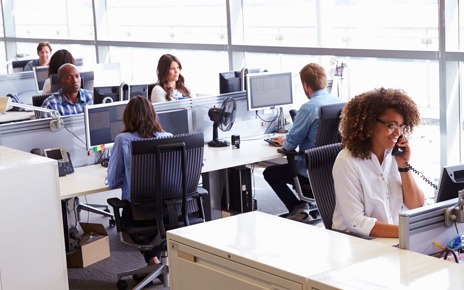 Personas trabajando en la oficina