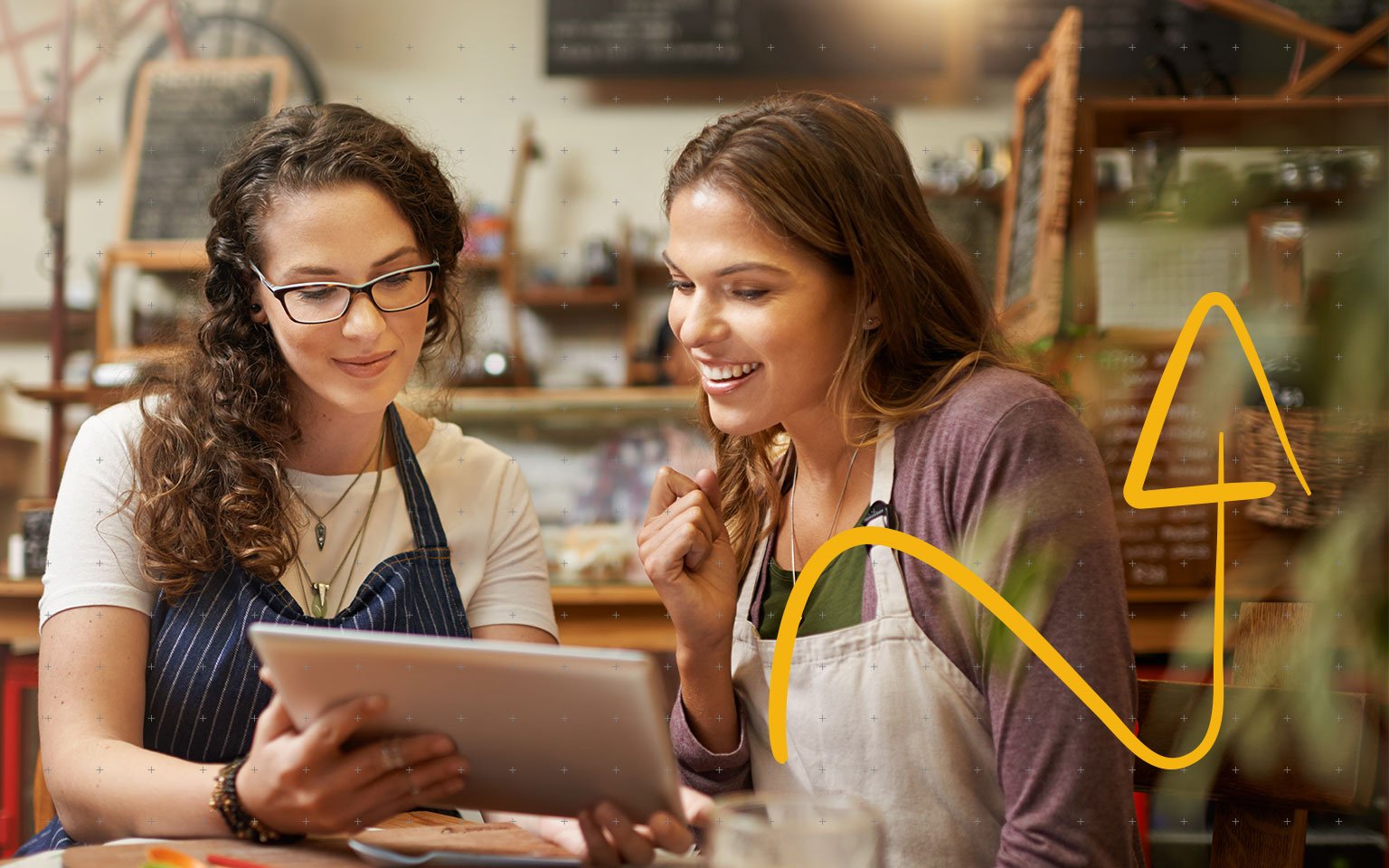 Chicas trabajando con gestor documental en una tablet