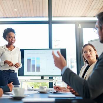 Grupo de compañeros en una reunión