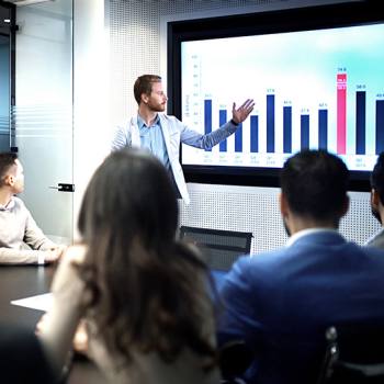 Las plataformas digitales replantean los negocios Hombre presentando unos resultados en una reunión