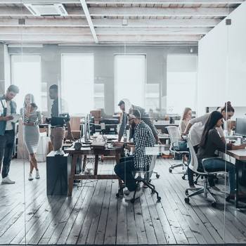 imagen de gente trabajando en una oficina
