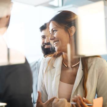 Tu garantía estándar woman smiling in meeting