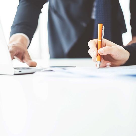 Amplia tu garantía. Dos colegas tomando notas